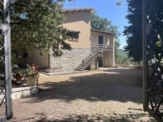 Villa Indipendente in vendita a Acquasparta, Umbria