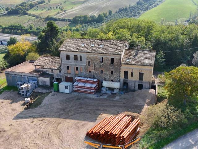 Rustico in vendita a Ponterotto, Marche