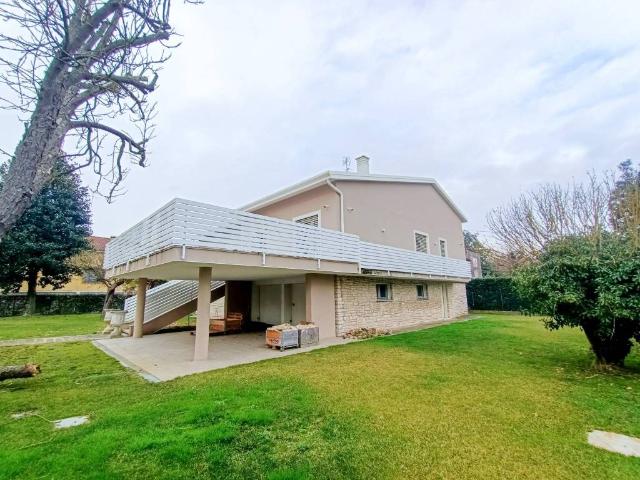 Villa Indipendente in vendita a Borgo Dolomiti, Adria