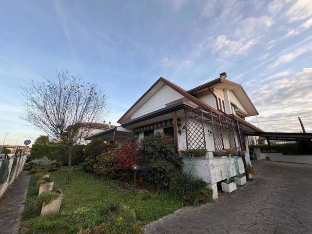 Villa Indipendente in vendita a Borgo Dolomiti, Adria