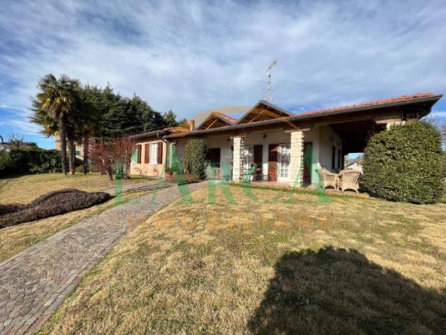 Villa Indipendente in vendita a Adro, Lombardia