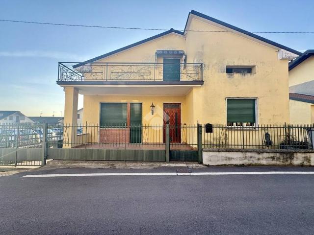 Villa Indipendente in vendita a Adro, Lombardia