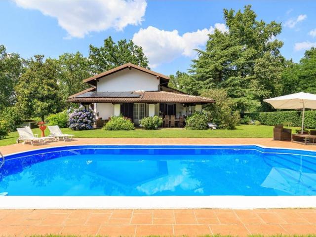 Villa Indipendente in vendita a Agrate, Agrate Conturbia