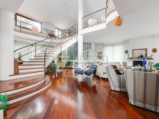 Villa Indipendente in vendita a Aicurzio, Lombardia