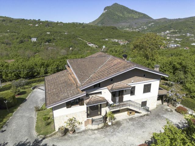 Villa Indipendente in vendita a Contrada, Campania