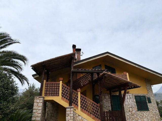 Villa Indipendente in vendita a Aiello Del Sabato, Campania