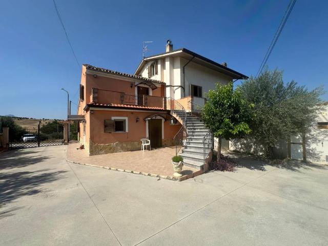 Villa Indipendente in vendita a Prati, Alanno