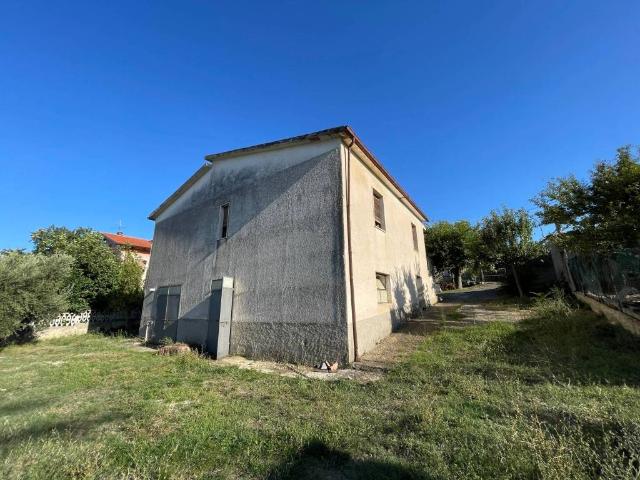 Villa Indipendente in vendita a Alanno, Abruzzo