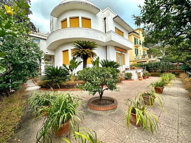 Villa Indipendente in vendita a Alassio, Liguria