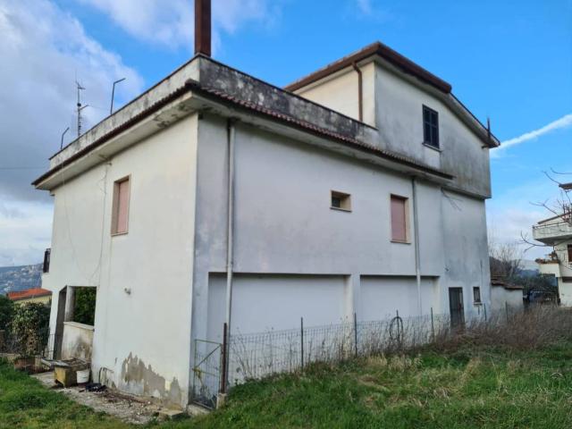 Villa Indipendente in vendita a Alatri, Lazio