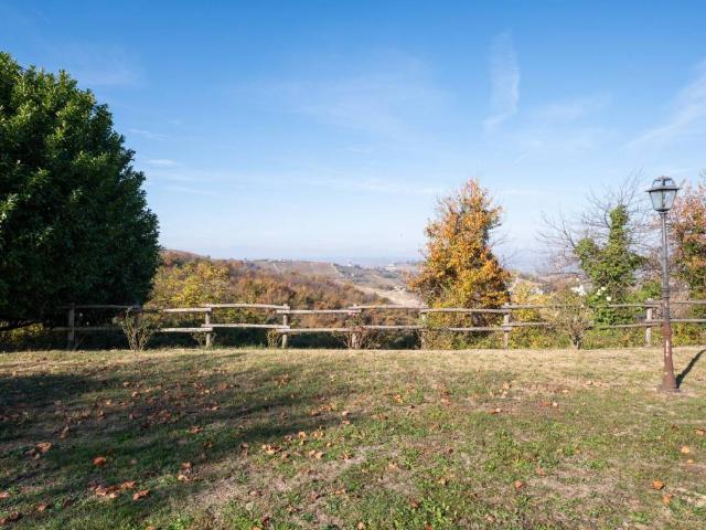 Villa Indipendente in vendita a Alba, Cuneo