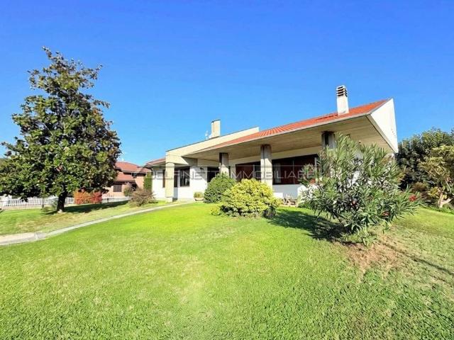 Villa Indipendente in vendita a Alba, Cuneo