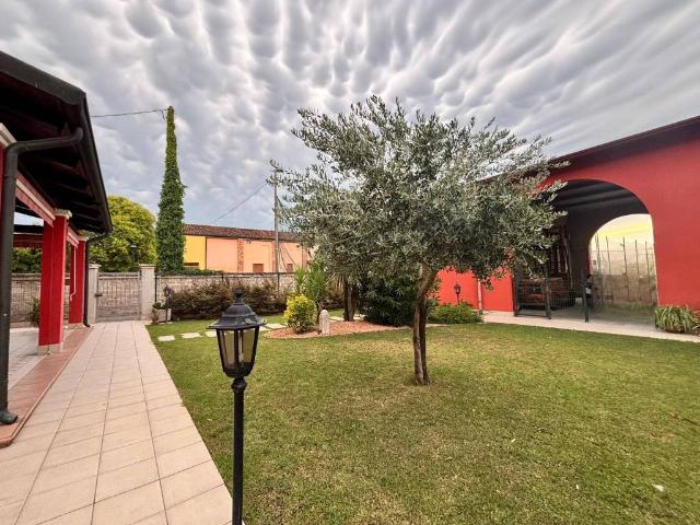 Villa Indipendente in vendita a Albaredo D'adige, Veneto