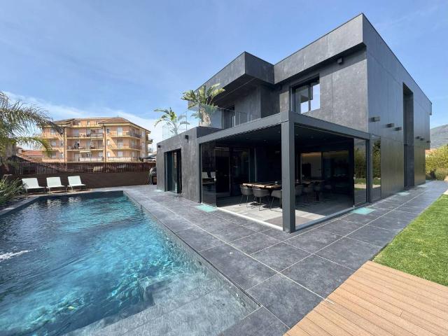 Villa Indipendente in vendita a Bastia, Albenga