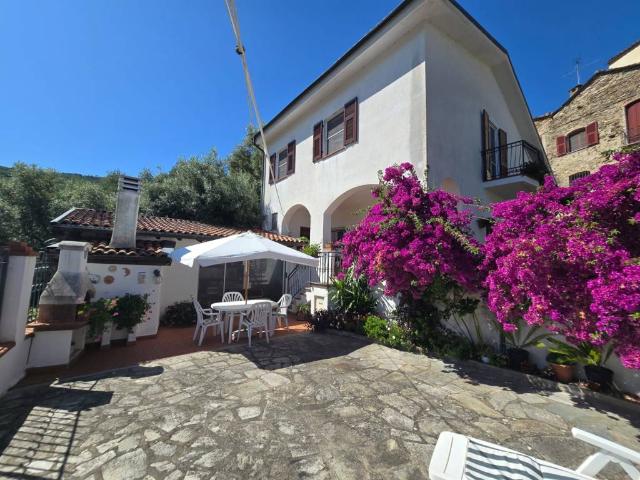 Villa Indipendente in vendita a Bastia, Albenga