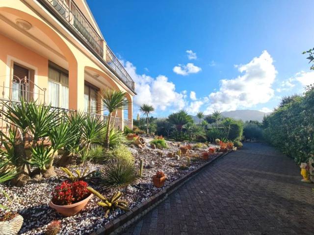 Villa Indipendente in vendita a Albenga, Liguria