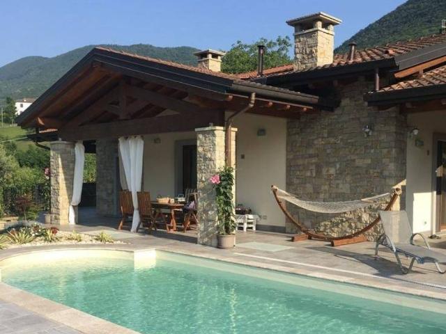Villa Indipendente in vendita a Albino, Lombardia
