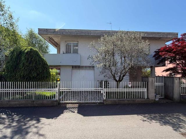 Villa Indipendente in vendita a Albino, Lombardia