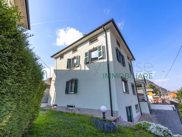 Villa Indipendente in vendita a Albino, Lombardia