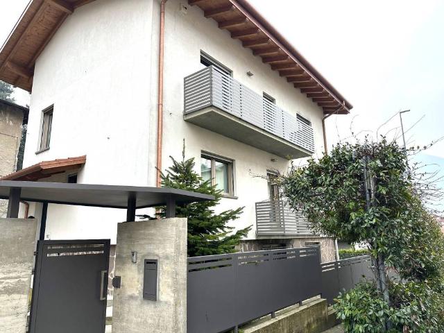 Villa Indipendente in vendita a Albino, Lombardia
