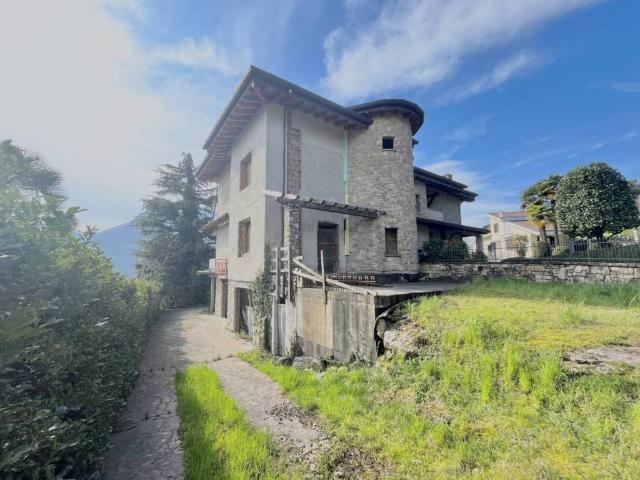 Villa Indipendente in vendita a Albino, Lombardia