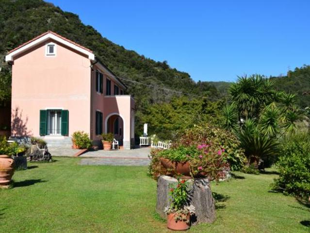 Villa Indipendente in vendita a Albisola Superiore, Liguria