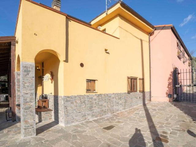 Villa Indipendente in vendita a Luceto, Albisola Superiore