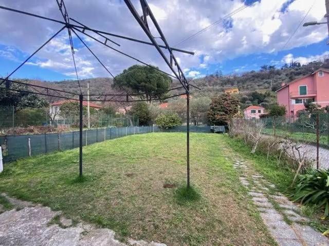 Villa Indipendente in vendita a Luceto, Albisola Superiore