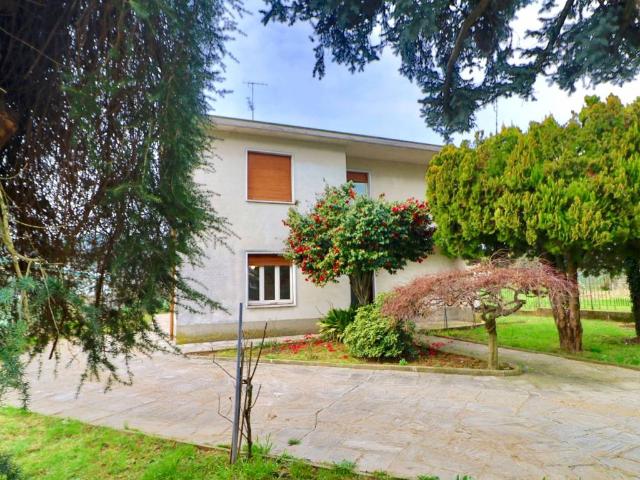 Villa Indipendente in vendita a Albizzate, Lombardia