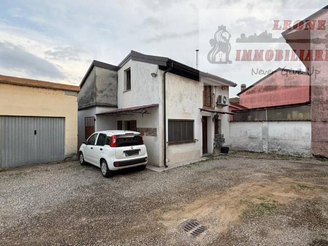 Villa Indipendente in vendita a Albuzzano, Lombardia