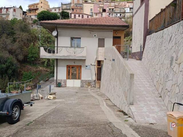 Villa Indipendente in vendita a Alì Terme, Sicilia