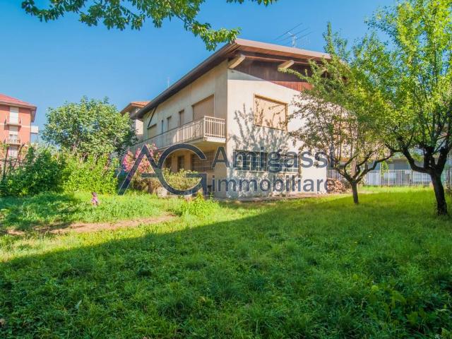 Villa Indipendente in vendita a Almè, Lombardia