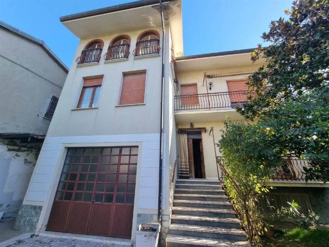 Villa Indipendente in vendita a Alta Val Tidone, Nibbiano