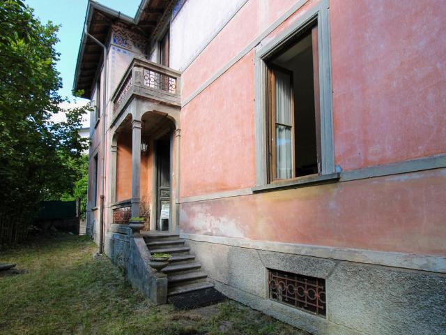 Villa Indipendente in vendita a Pellio Inferiore, Como