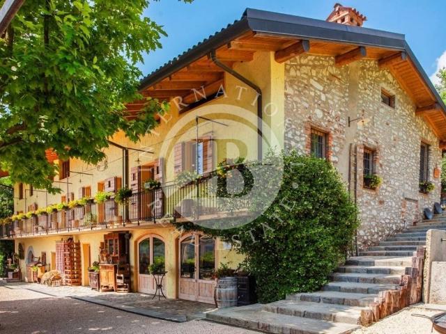 Villa Indipendente in vendita a Alzano Lombardo, Lombardia