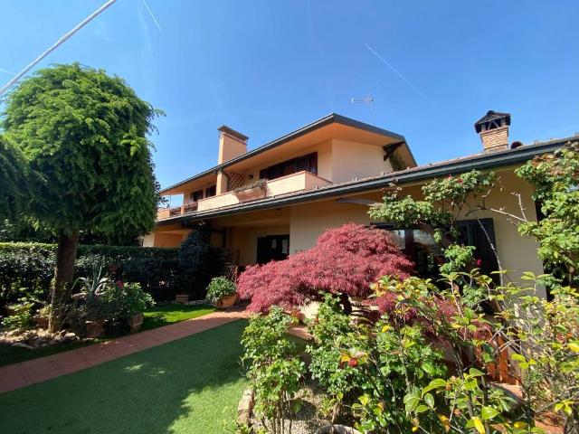 Villa Indipendente in vendita a Alzano Lombardo, Lombardia