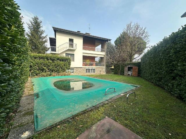 Villa Indipendente in vendita a Alzano Lombardo, Lombardia