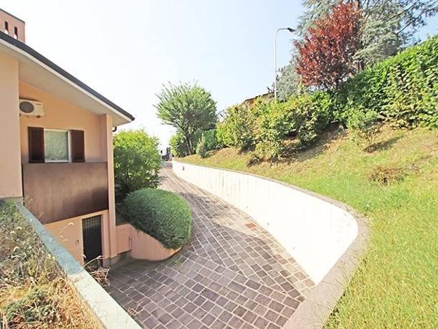 Villa Indipendente in vendita a Grumello, Alzano Lombardo