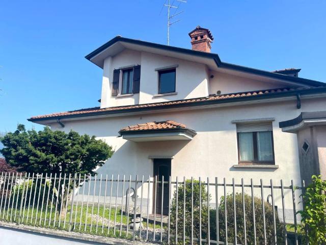 Villa Indipendente in vendita a Alzano Sopra, Alzano Lombardo