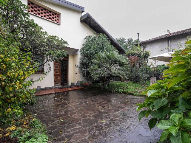 Villa Indipendente in vendita a Alzate Brianza, Lombardia