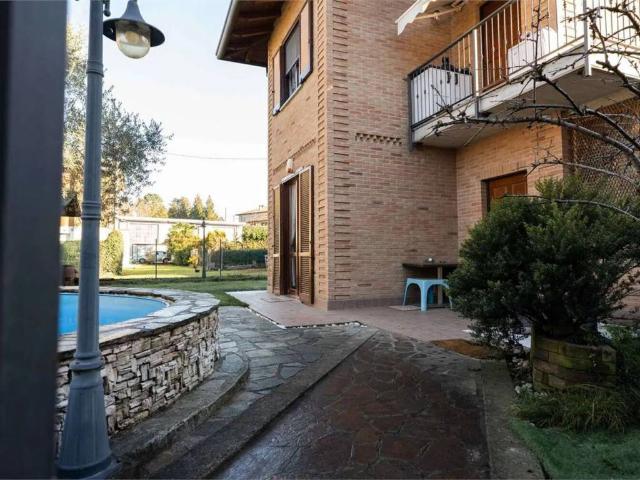 Villa Indipendente in vendita a Alzate Brianza, Lombardia