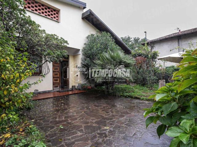 Villa Indipendente in vendita a Alzate Brianza, Lombardia