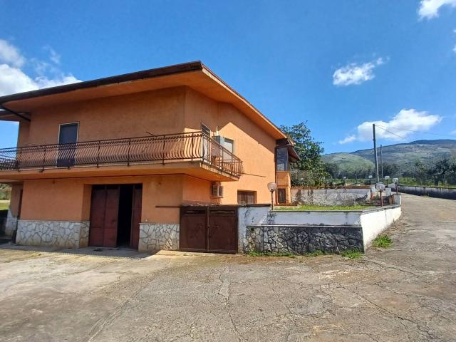 Villa Indipendente in vendita a Amaseno, Lazio