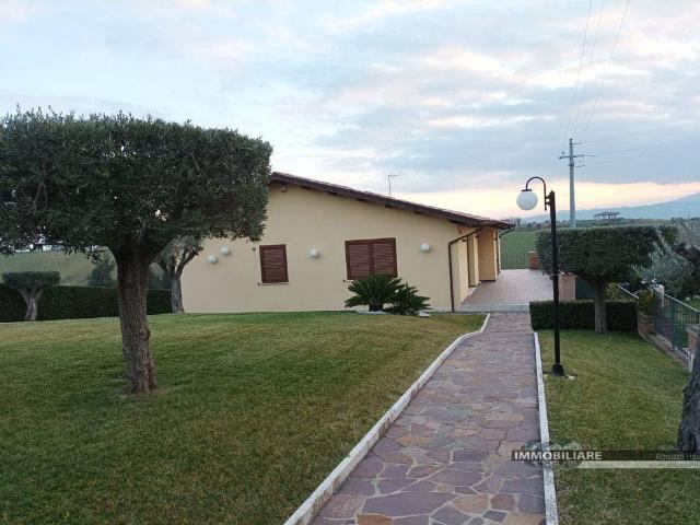 Villa Indipendente in vendita a Unione dei Comuni della Val Vibrata, Ancarano