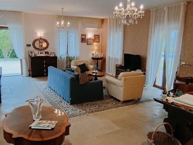 Villa Indipendente in vendita a Baraccola Ovest, Marche