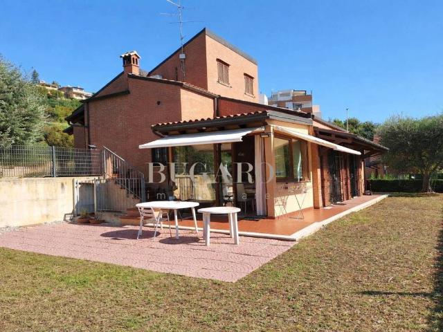 Villa Indipendente in vendita a Brecce Bianche, Marche