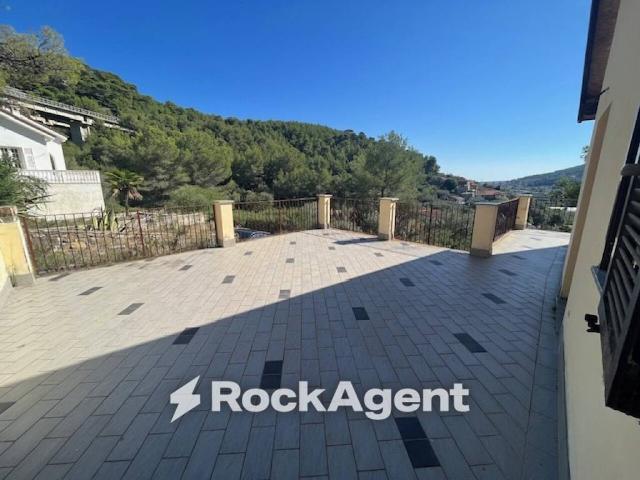 Villa Indipendente in vendita a Andora, Liguria