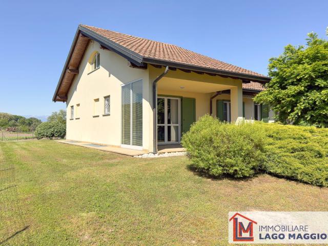 Villa Indipendente in vendita a Angera, Varese