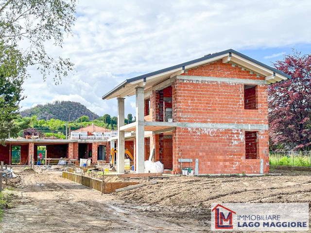 Villa Indipendente in vendita a Angera, Lombardia