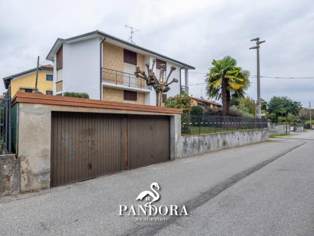 Villa Indipendente in vendita a Angera, Varese